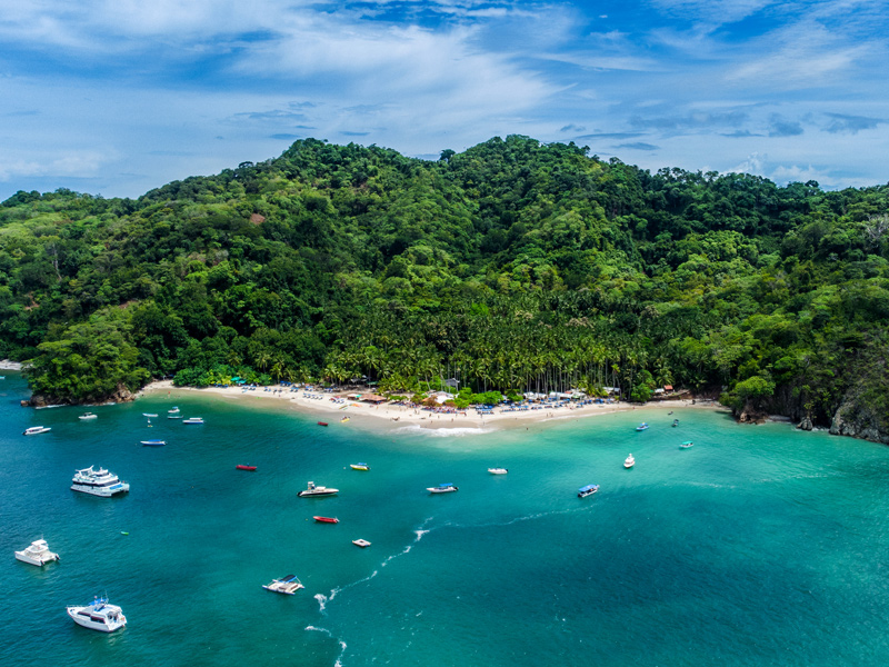 Catamaran tour to Tortuga Island on the Central Pacific coast